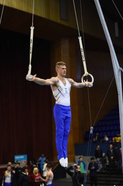 Erkek jimnastikçi sabit jimnastik halkaları gerçekleştirme
