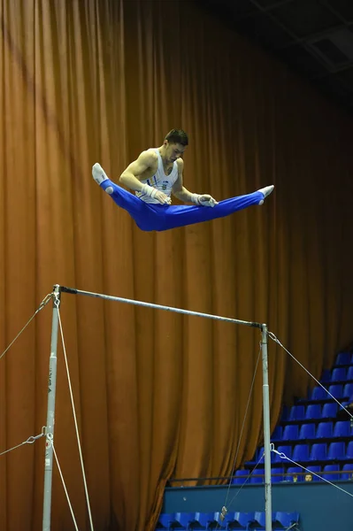 Ginasta masculina se apresentando durante a competição — Fotografia de Stock