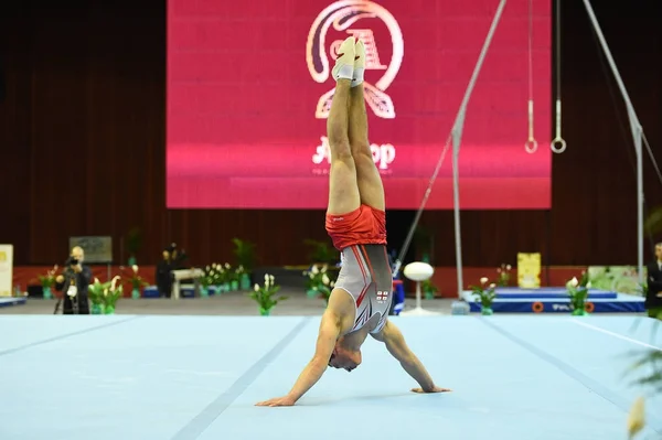 Gimnasta masculino que actúa durante la competencia —  Fotos de Stock