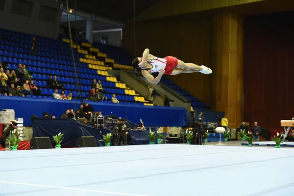 Αρσενικό gymnast εκτελεί κατά τη διάρκεια του διαγωνισμού — Φωτογραφία Αρχείου