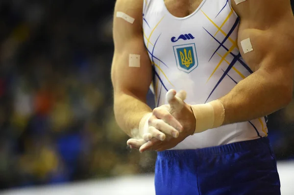 Ginasta masculina se apresentando durante a competição — Fotografia de Stock