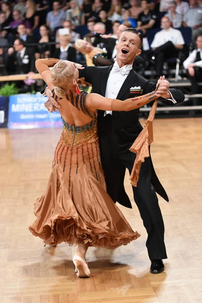 Una pareja de baile no identificada en una pose de baile durante el Grand Slam S — Foto de Stock