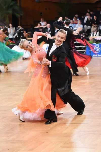 An unidentified dance couple in a dance pose during Grand Slam S — Stock Photo, Image