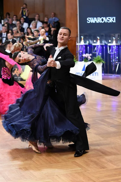 An unidentified dance couple in a dance pose during Grand Slam S — Stock Photo, Image