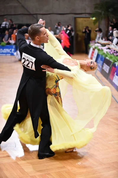 Tunnistamaton tanssipari tanssii poseeraa Grand Slam S:n aikana. — kuvapankkivalokuva