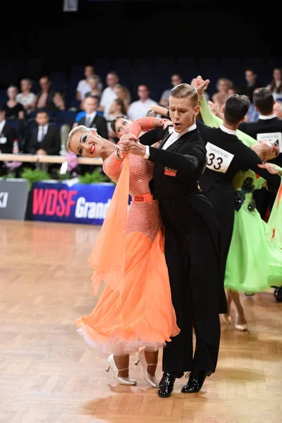 Un couple de danse non identifié dans une pose de danse pendant le Grand Chelem S — Photo