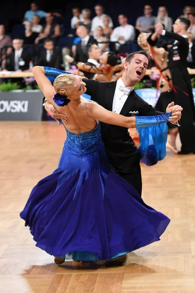 An unidentified dance couple in a dance pose during Grand Slam S — Stock Photo, Image