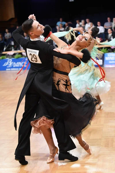 Um casal de dança não identificado em uma pose de dança durante o Grand Slam S — Fotografia de Stock