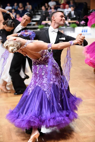 Una pareja de baile no identificada en una pose de baile durante el Grand Slam S — Foto de Stock