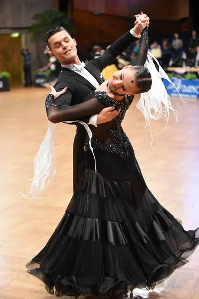 Неопознанная танцевальная пара в танцевальной позе во время Большого шлема С — стоковое фото
