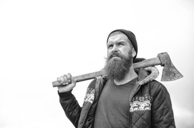 Oduncu acımasız sakallı adam omuz balta ile