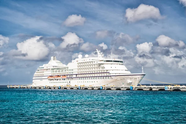 Grand bateau de croisière de luxe — Photo