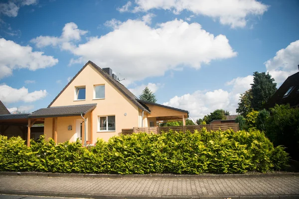 Cottage house on sunny summer day on countryside landscape — Stock Photo, Image