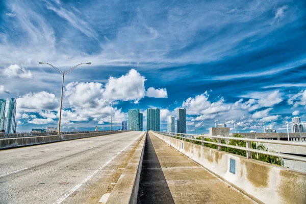 Miami dálnice nebo veřejné silniční vozovka pro dopravní prostředky — Stock fotografie