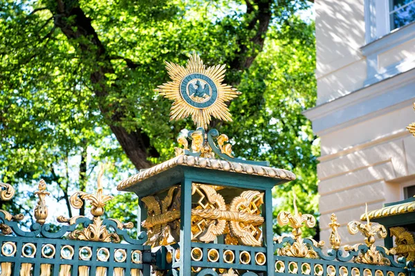 黄金の太陽ベルリンの屋外装飾フェンス — ストック写真