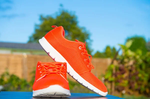 Sport skor sneakers ljust orange färg. — Stockfoto