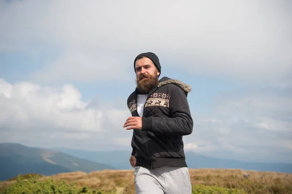 Man met baard runner uitvoeren op berglandschap — Stockfoto