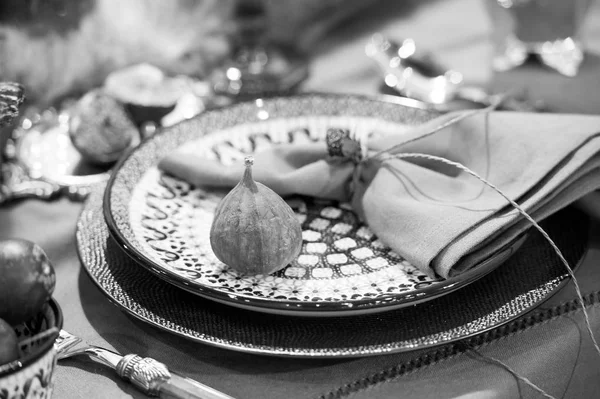 Mavi masadaki incir servisi — Stok fotoğraf