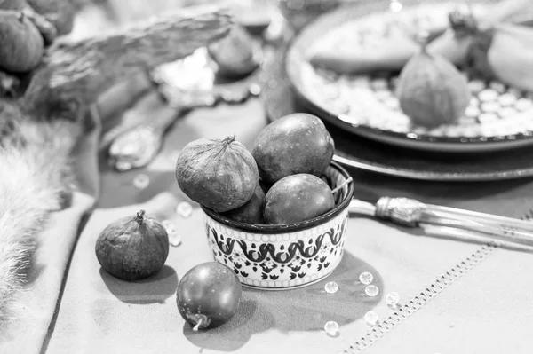Figa i śliwka na niebieskim stole serwującym — Zdjęcie stockowe