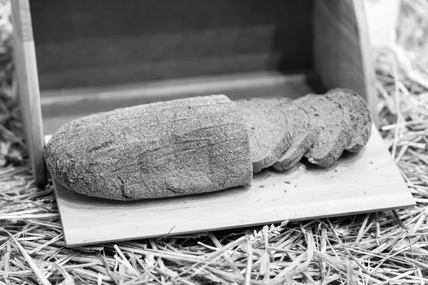 Pain de seigle en bac à bois sur paille — Photo