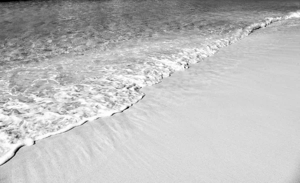 Bela vista marinha na linha da costa do mar com wat surf ondulado limpo — Fotografia de Stock