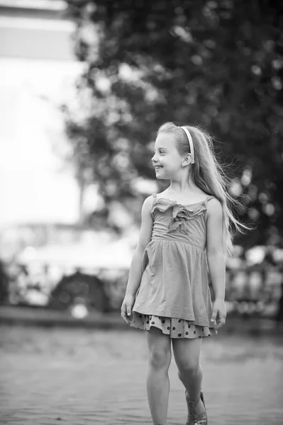 Niña pequeña con la cara sonriente en vestido azul al aire libre —  Fotos de Stock