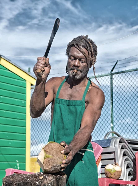 Hombre afroamericano rompiendo coco —  Fotos de Stock