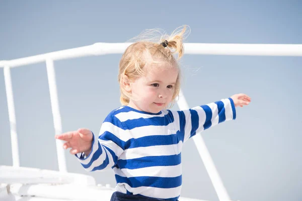 Bambino con i capelli biondi sullo yacht nella giornata di sole — Foto Stock