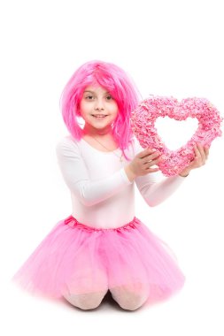 Pembe etek Sevgililer kalp ile küçük kız.