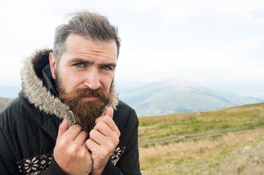 Adam uzun sakal ve bıyık açık.