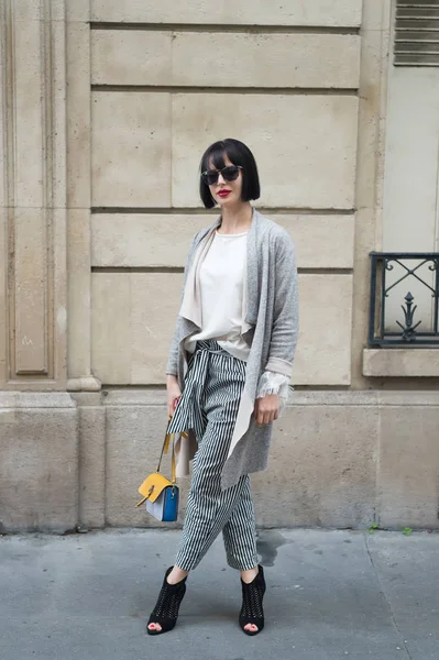 Şık kısa esmer saçlı ve kırmızı dudaklı bir kadın..