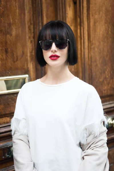 Lány divatos szemüveg és ing, Franciaország. — Stock Fotó