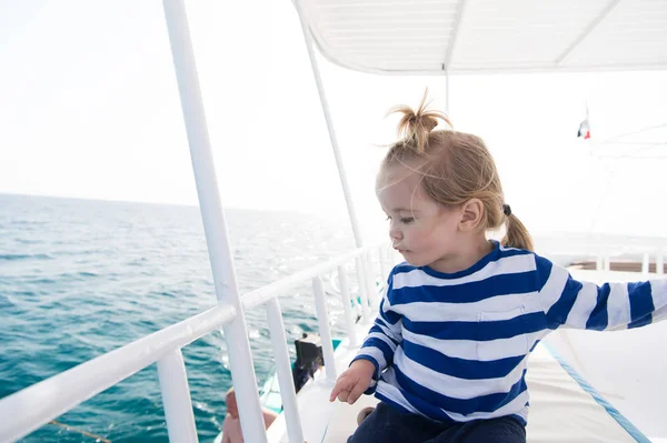 Bambino con i capelli biondi sullo yacht nella giornata di sole — Foto Stock