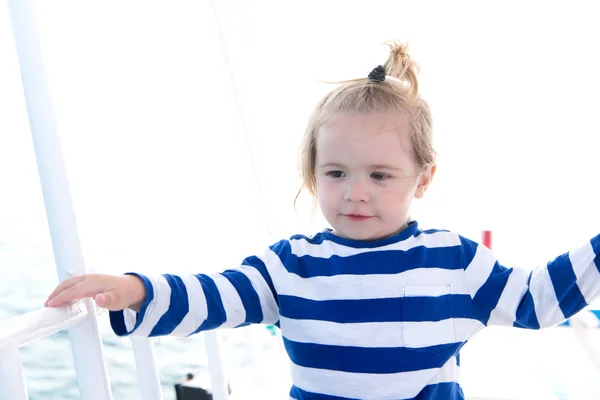 Menino de camisa de marinheiro vela em mar azul — Fotografia de Stock