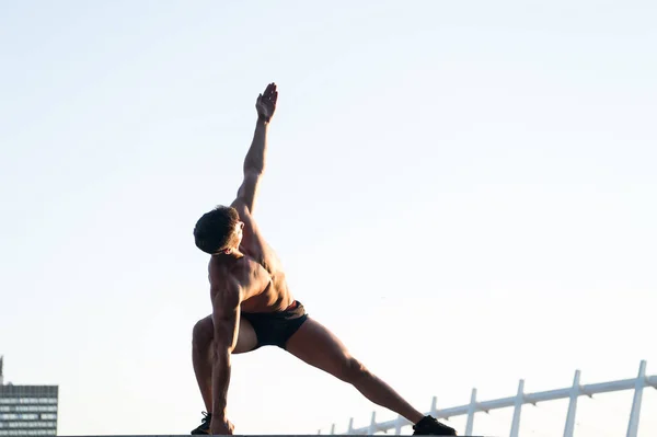 Man die zich uitstrekt van handen en benen op dak — Stockfoto