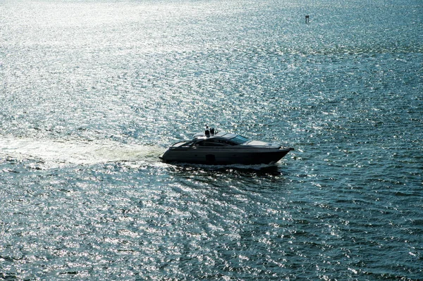 Bootsfahrt auf silbernen Meerwasserwellen in Miami, Vereinigte Staaten — Stockfoto