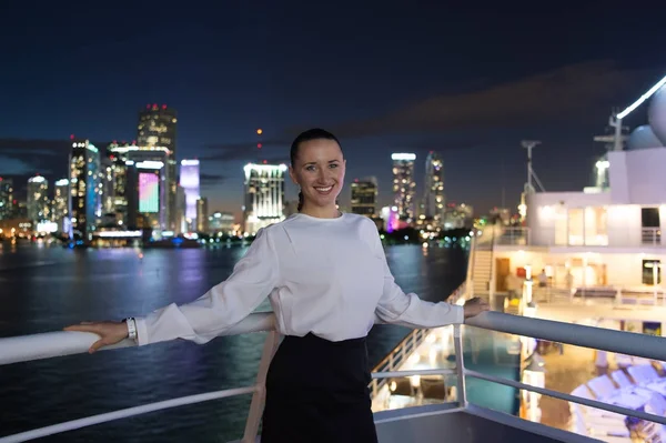 Meisje blij glimlach op skyline nachtzicht in Miami, Verenigde Staten. — Stockfoto
