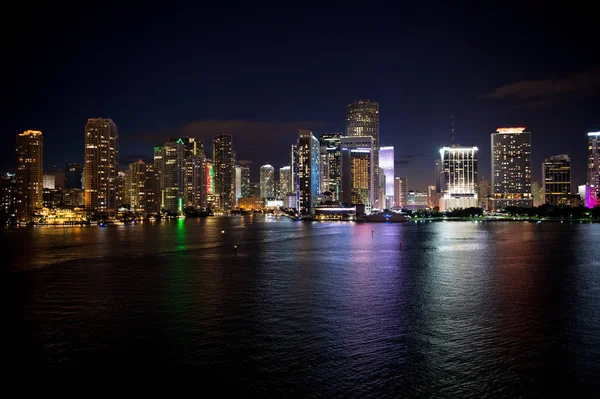 Panorama do horizonte da cidade no céu noturno em Miami, EUA — Fotografia de Stock