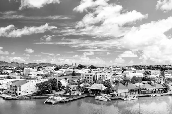 Lindo casas con yate, barco en el puerto, San Juan, Antigua —  Fotos de Stock