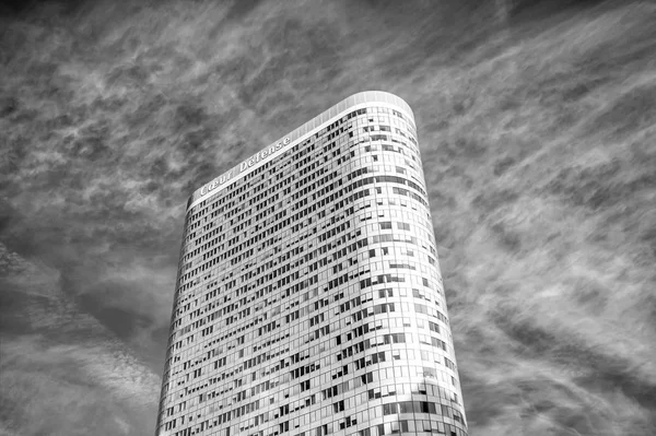 Edificio torre con ventanas de cristal en las paredes, La Defense, Francia —  Fotos de Stock