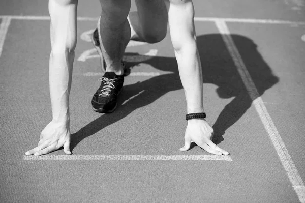 Homem corredor com as mãos musculares, pernas começam na pista de corrida — Fotografia de Stock