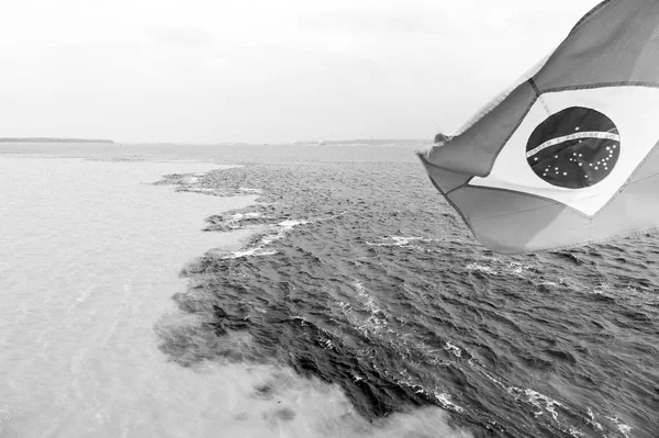 Rencontre de l'eau dans la rivière brésilienne-amazone avec rio del negro — Photo