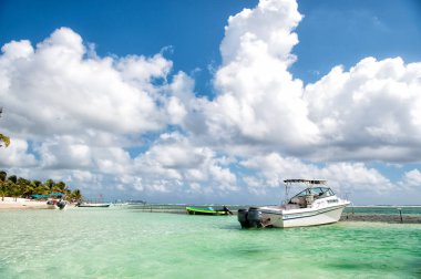 Motorlu tekne tropikal plaj, Costa Maya, Meksika