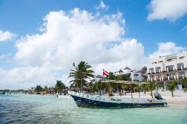 Boot met vlag op tropisch strand, Costa Maya, Mexico — Stockfoto