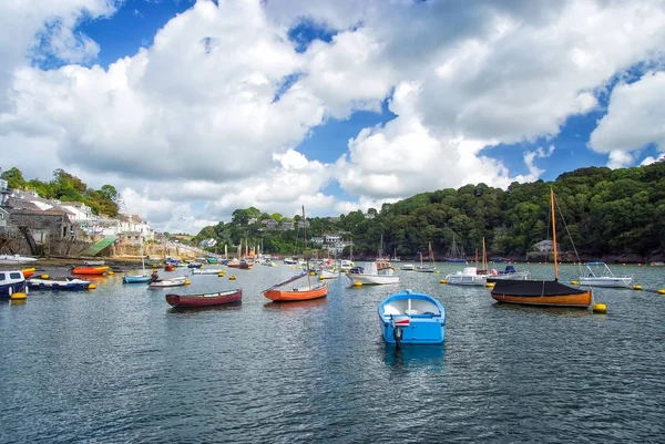 Катери і яхти на річці гавані у місті Fowey, Великобританія — стокове фото