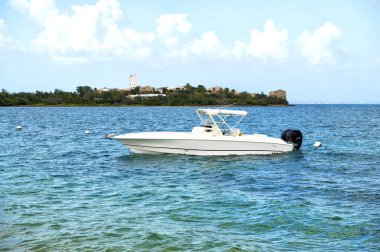 Philipsburg, St Maarten denizde demir, motorbot