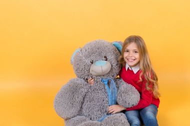 Hayvan oyuncaklı çocuk, hediye ve hediye.