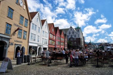 Bergen, Norveç'te insanlarla sokak Cafe