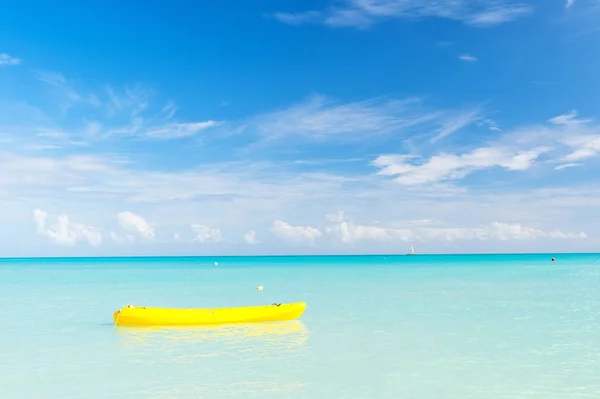Barco amarillo sobre agua de mar turquesa en st johns, antigua — Foto de Stock