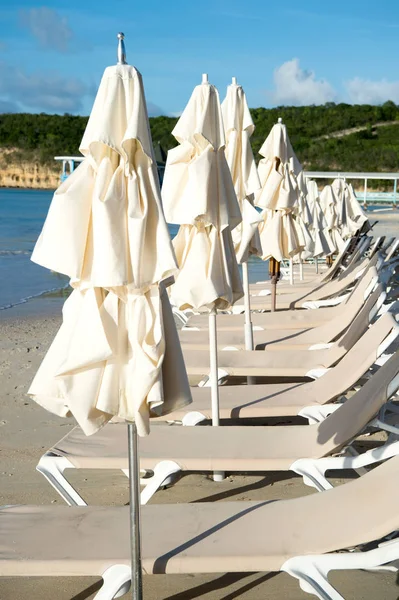 Lits et parasols sur la plage tropicale à st johns, antigua — Photo
